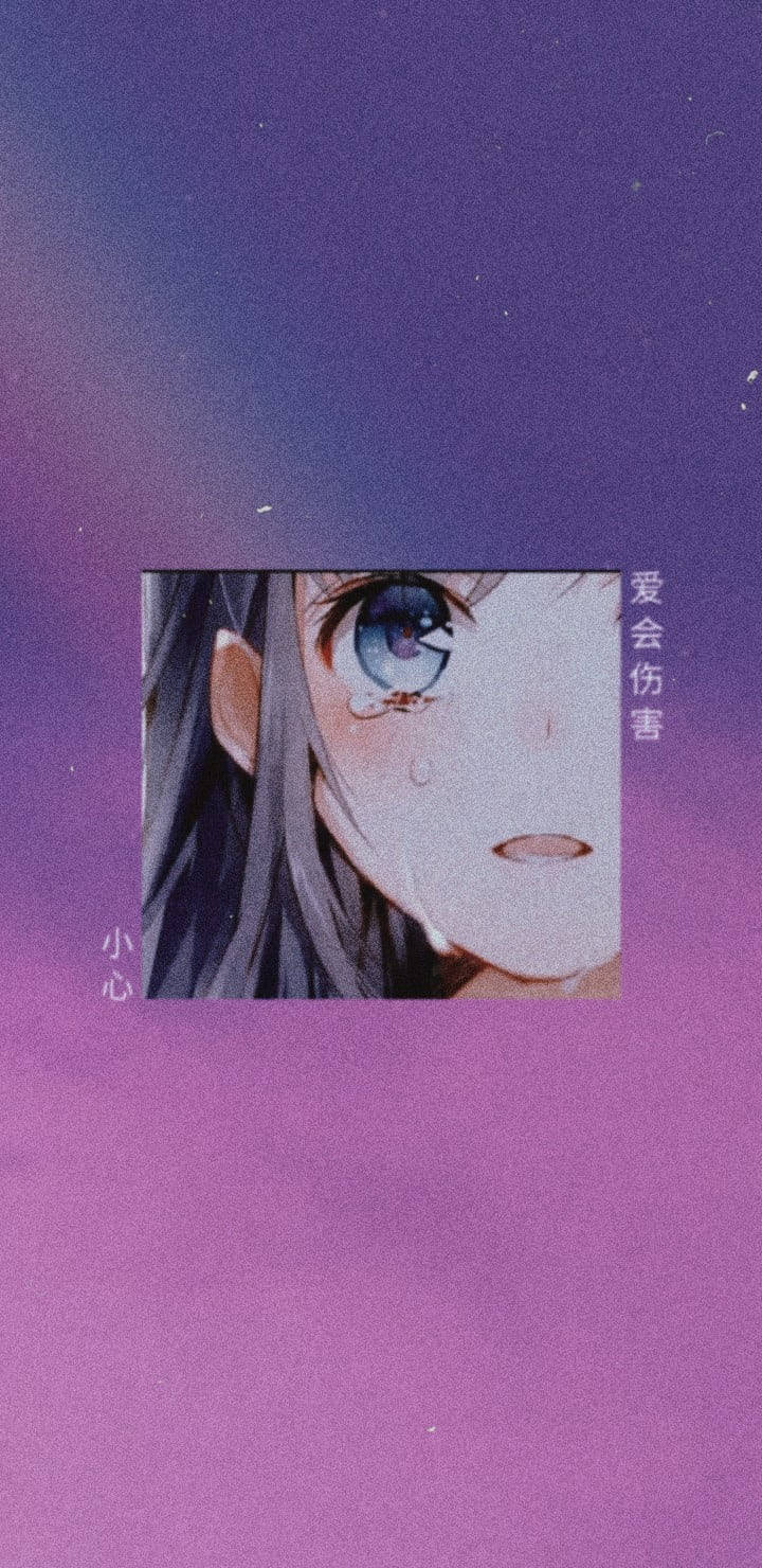 動漫女孩 桌布 壁紙 — 一個近距離動漫女孩，藍色眼睛，臉頰上有一滴眼淚，背景是紫色漸變和中文文字。