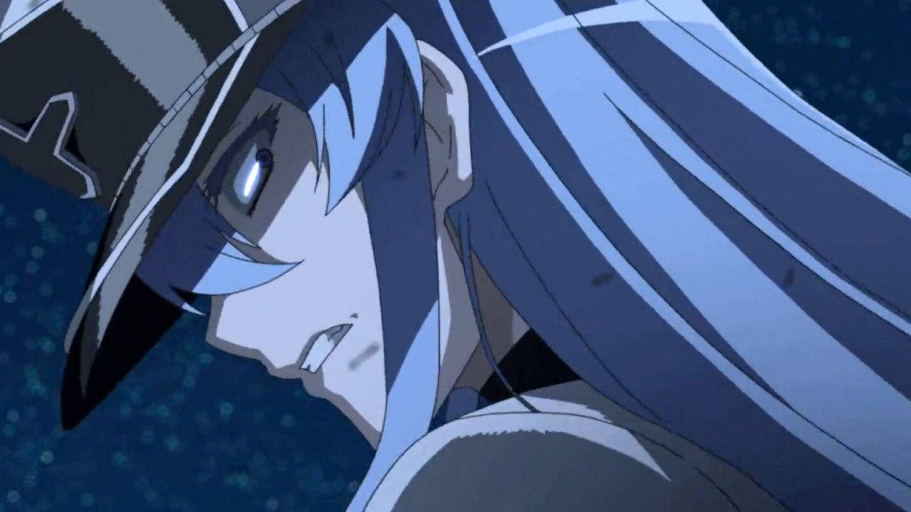 Esdeath 桌布 壁紙 — 一個近距離動漫角色，長長的藍色頭髮和帽子，在深藍色星空背景下專注地凝視。