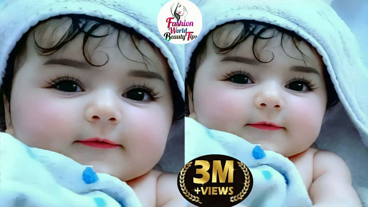 Baby Girl 桌布 壁紙 — 一個近距離拍攝的嬰兒，擁有深色捲髮，包裹在柔軟的白色毛巾中，直視鏡頭，眼睛睜得大大的。