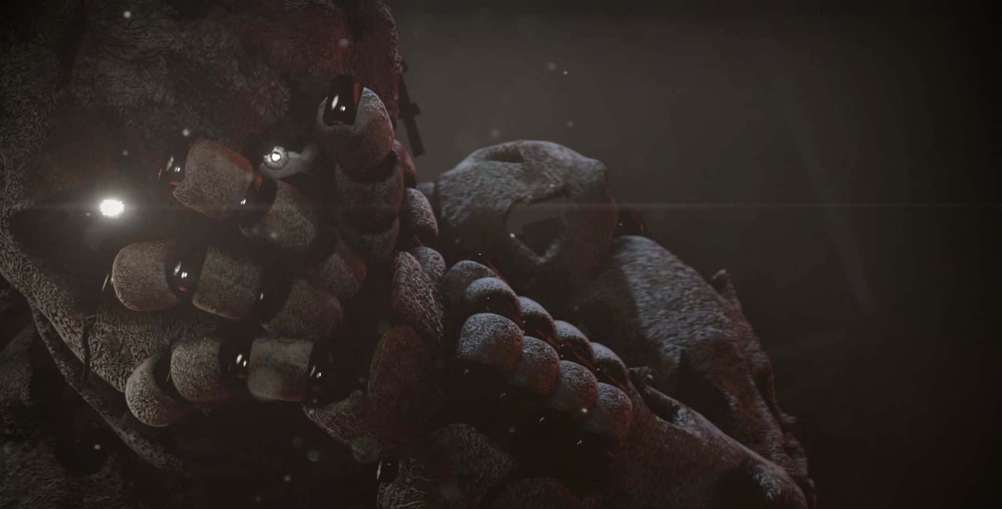 Springtrap 桌布 壁紙 — 一個近距離拍攝的怪誕、有紋理的生物，在黑暗陰森的環境中，擁有發光的眼睛和滿是球狀牙齒的嘴巴。