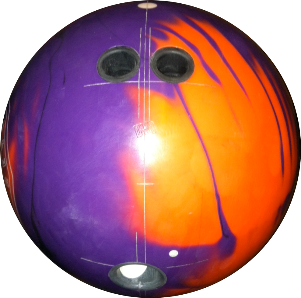 Bowling Ball 桌布 壁紙 — 一個近距離拍攝的紫色和橙色光澤保齡球，帶有三個指孔和可見的磨損，背景為黑色。