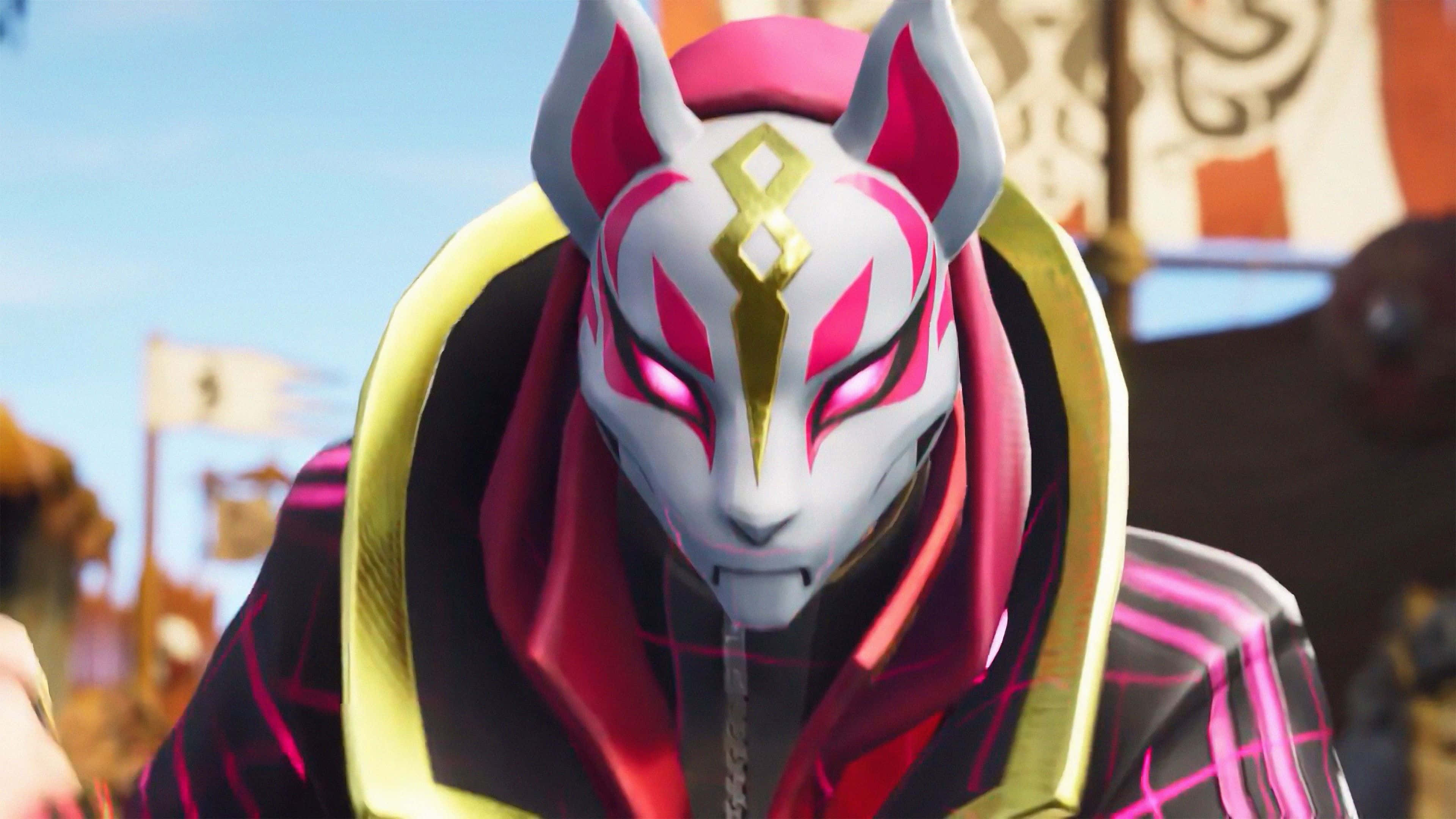桌布 壁紙 — 一個近距離特寫，描繪一位戴著狐狸面具、擁有發光粉紅色眼睛、身穿鮮豔粉紅、金色和黑色盔甲的動漫角色，背景是明亮的天空。