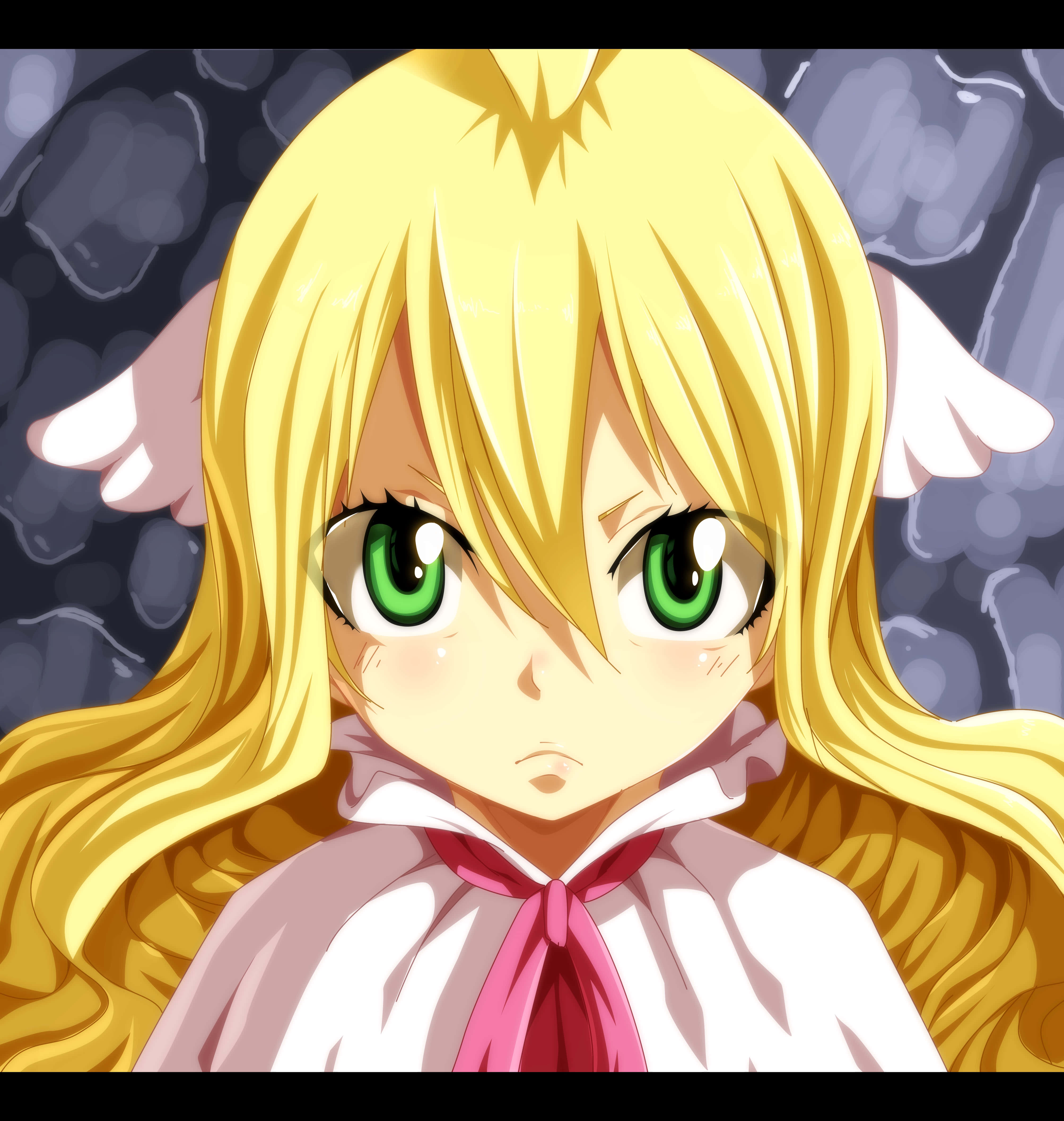Mavis Vermillion 桌布 壁紙 — 一個近距離的動漫女孩，擁有長長的金色頭髮和明亮的綠色眼睛，穿著白色襯衫配粉紅色蝴蝶結，背景是深色紋理。