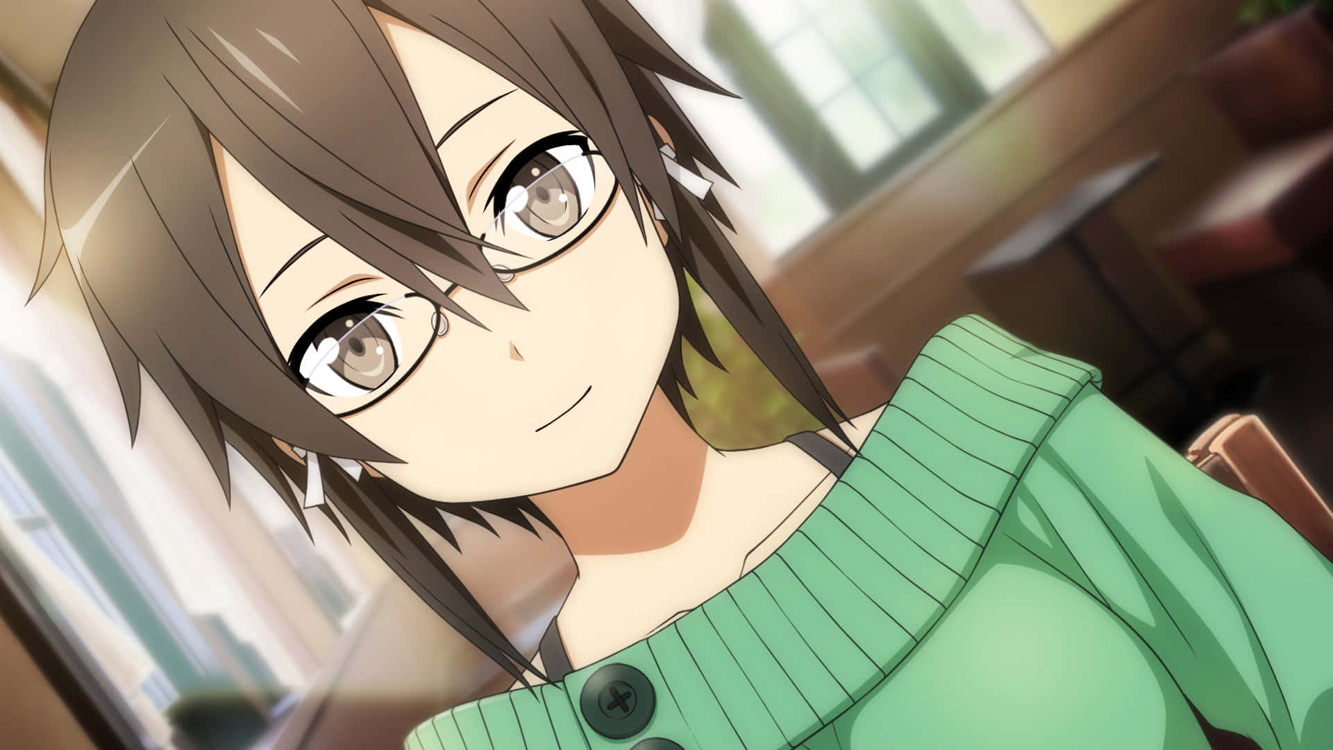 Shino Asada 桌布 壁紙 — 一個近距離的動漫女孩，棕色頭髮和眼鏡，穿著綠色毛衣在室內溫暖地微笑。