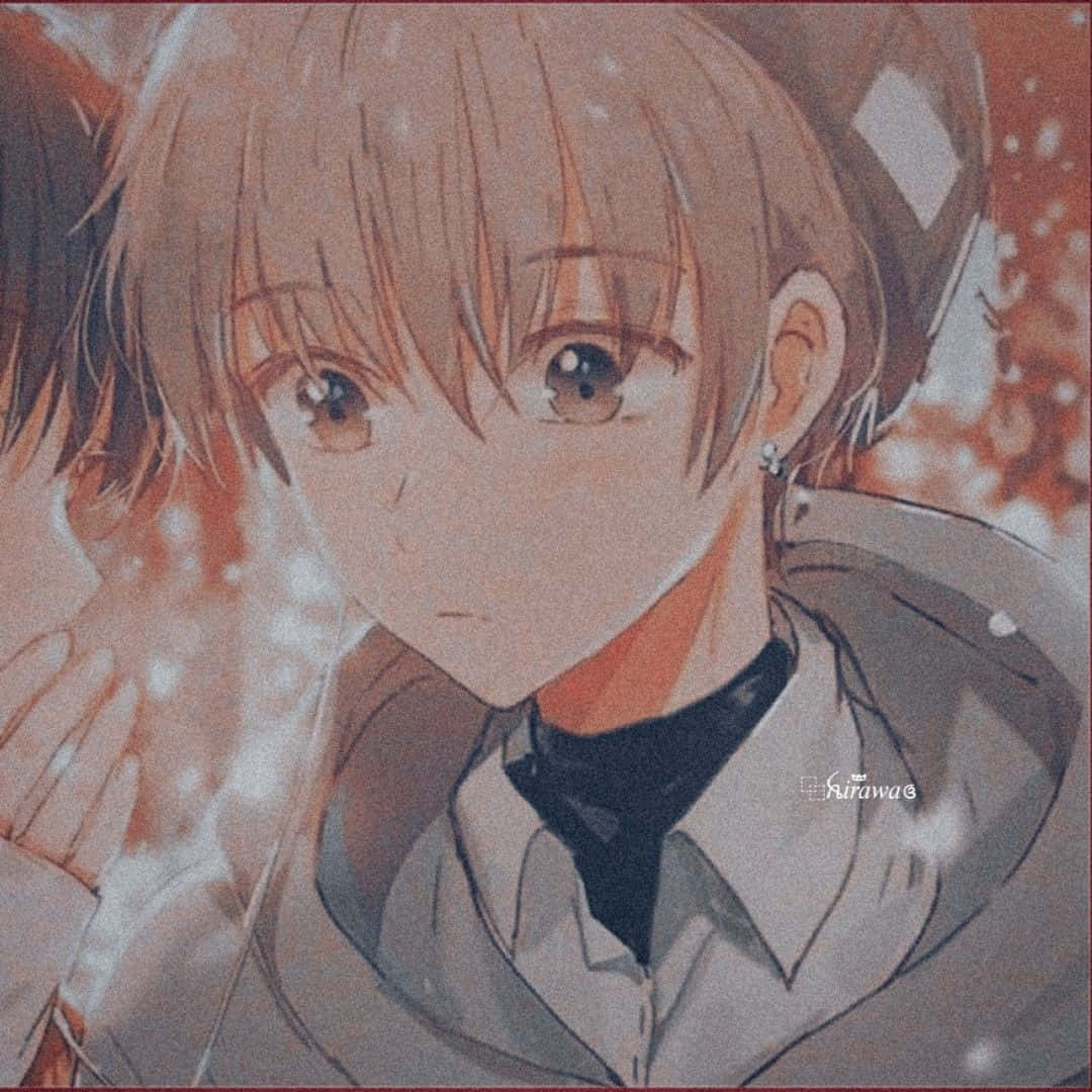 動漫男孩 桌布 壁紙 — 一個近距離的動漫女孩，棕色頭髮和溫暖的眼睛，在模糊的秋日背景下溫柔地凝視。