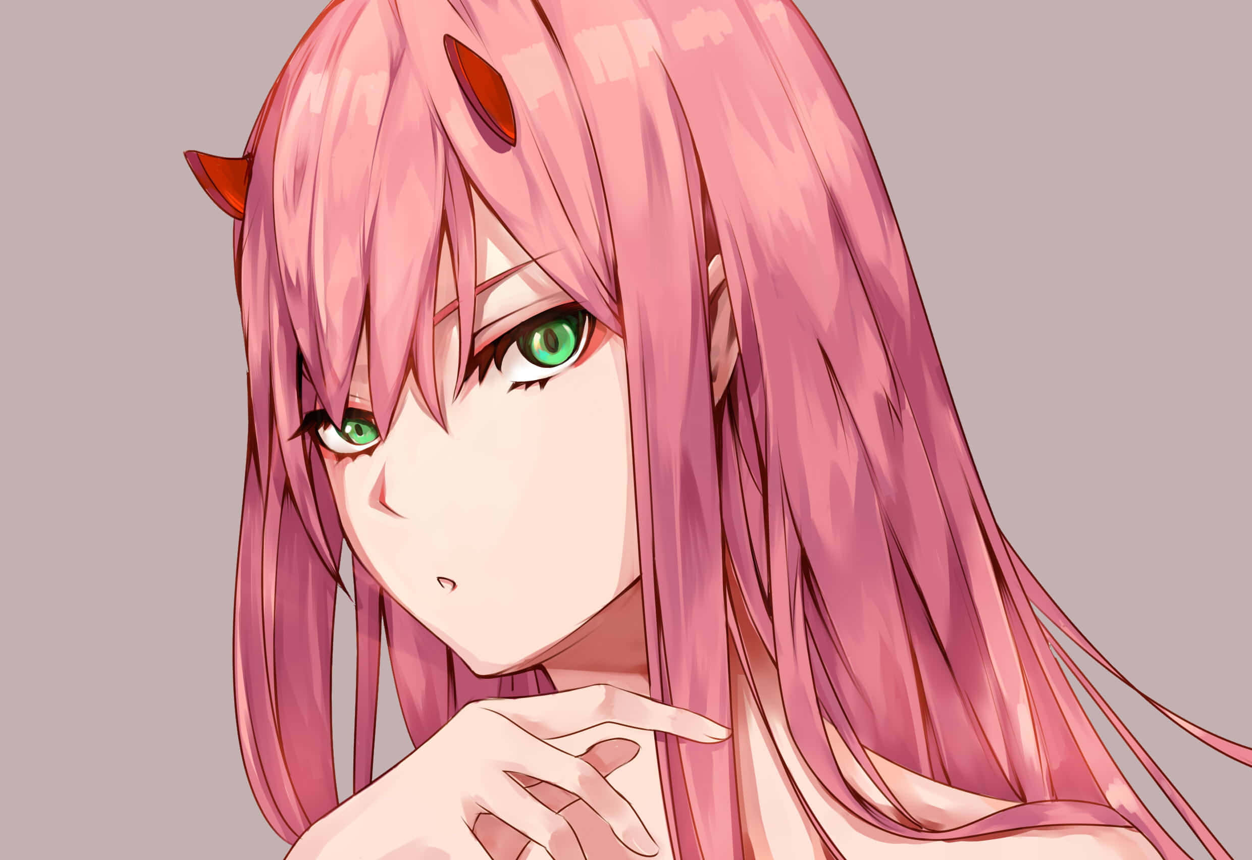 動漫女孩 桌布 壁紙 — 一個近距離的動漫女孩，長長的粉紅色頭髮，綠色的眼睛和小小的紅色角，一隻手靠近下巴，溫柔地凝視著。