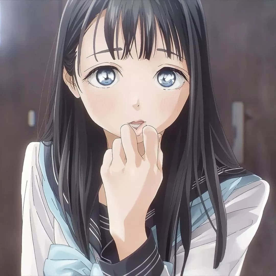 動漫 桌布 壁紙 — 一個近距離的動漫女孩，長長的黑髮和明亮的藍眼睛，穿著校服輕輕咬著手指。
