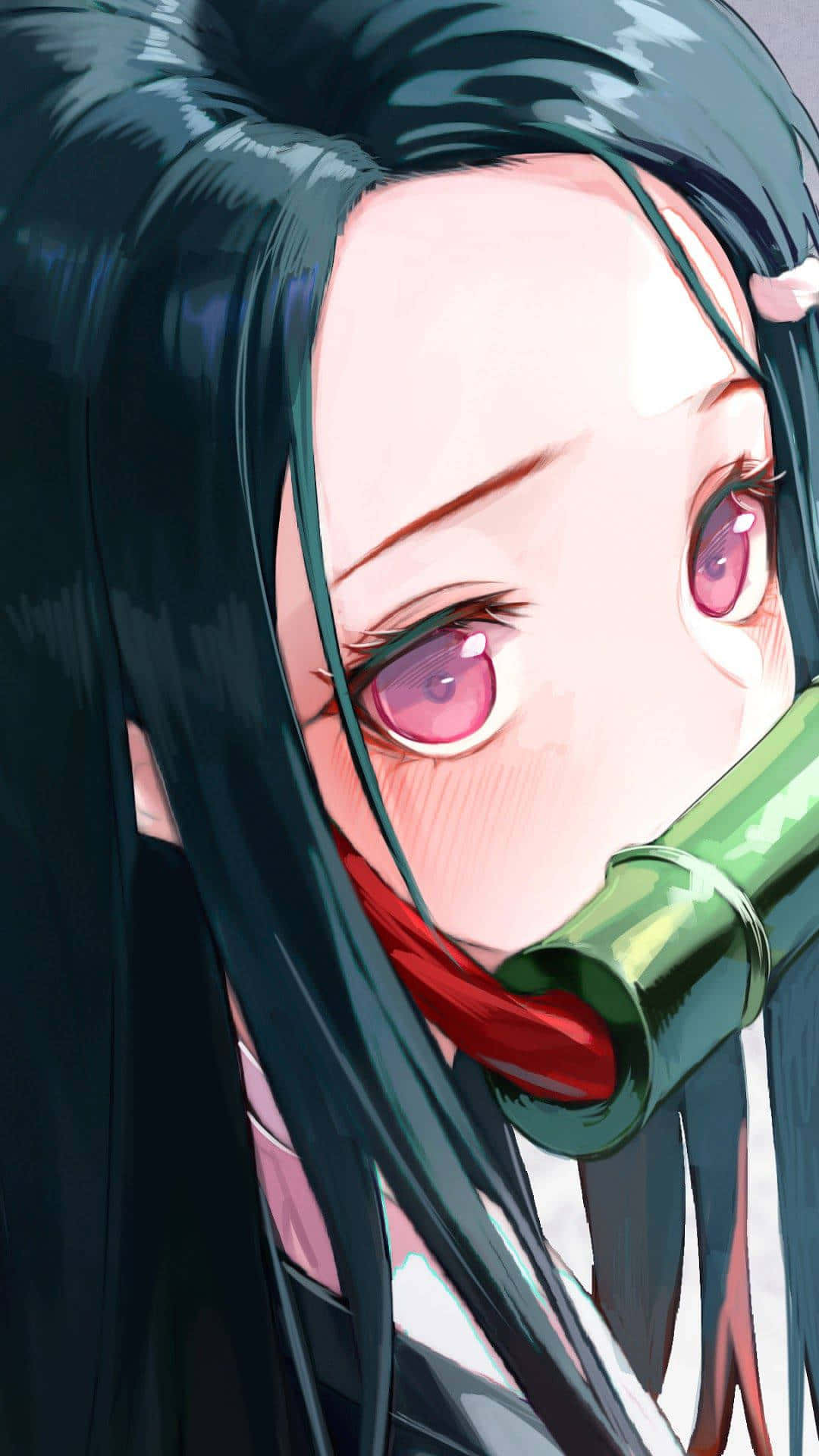 動漫女孩 桌布 壁紙 — 一個近距離的動漫女孩，長長的黑髮和粉紅色眼睛，將一支綠色竹笛放在嘴唇邊，表情平靜而專注。