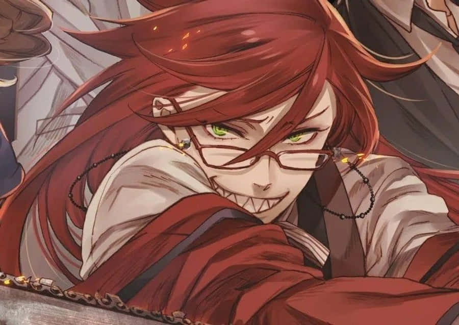 Grell Sutcliff 桌布 壁紙 — 一個近距離的動漫角色，擁有火紅的頭髮和眼鏡，露出尖牙和發光的綠色眼睛，帶著威脅的笑容。