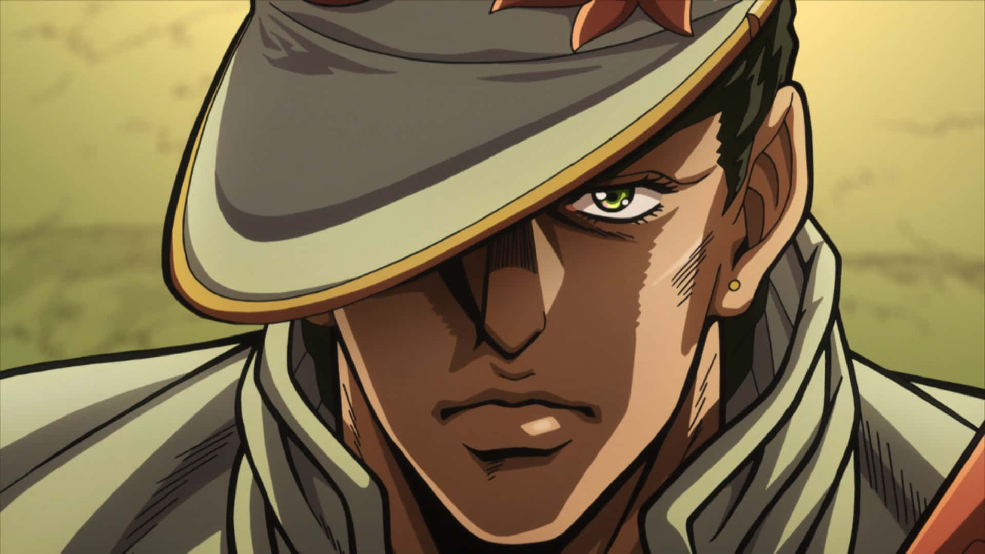Jotaro 桌布 壁紙 — 一個近距離的動漫角色，擁有綠色眼睛和軍帽，在溫暖的黃色背景下強烈凝視。