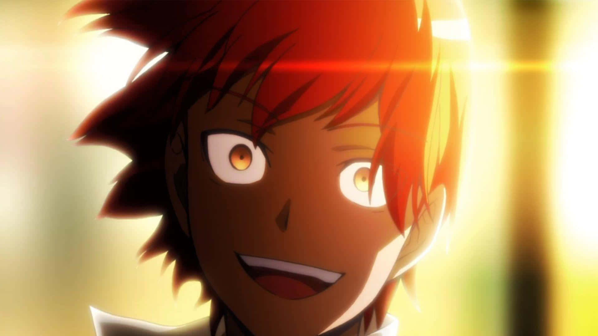 Assassination Classroom 桌布 壁紙 — 一個近距離的動漫角色，有著尖刺的紅髮和大眼睛，在發光的金色背景下明亮地閃耀。
