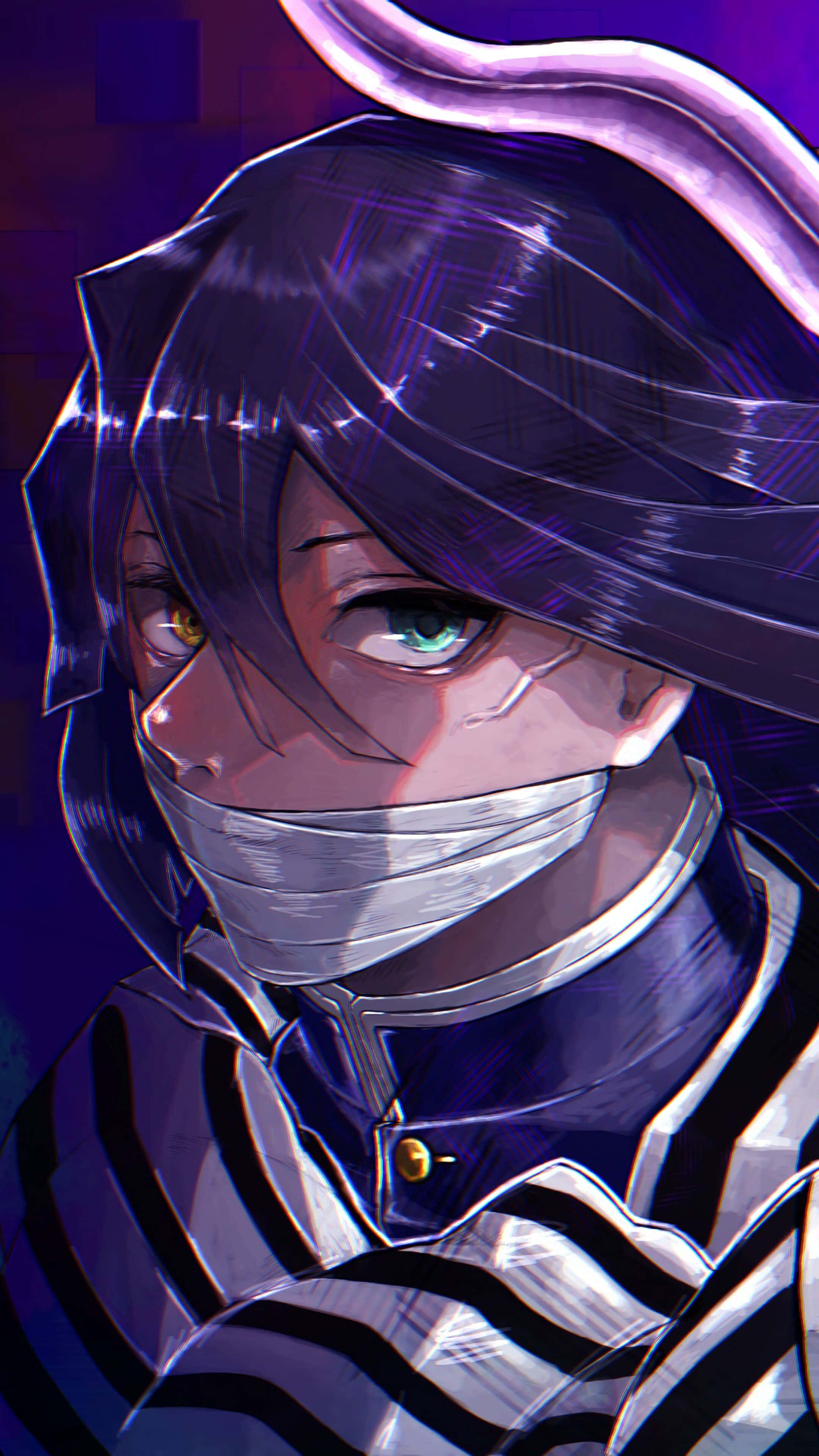 Kimetsu No Yaiba 桌布 壁紙 — 一個近距離的動漫角色，深色頭髮，眼睛顏色不同，戴著銀色面具，穿著條紋制服，背景為紫色。