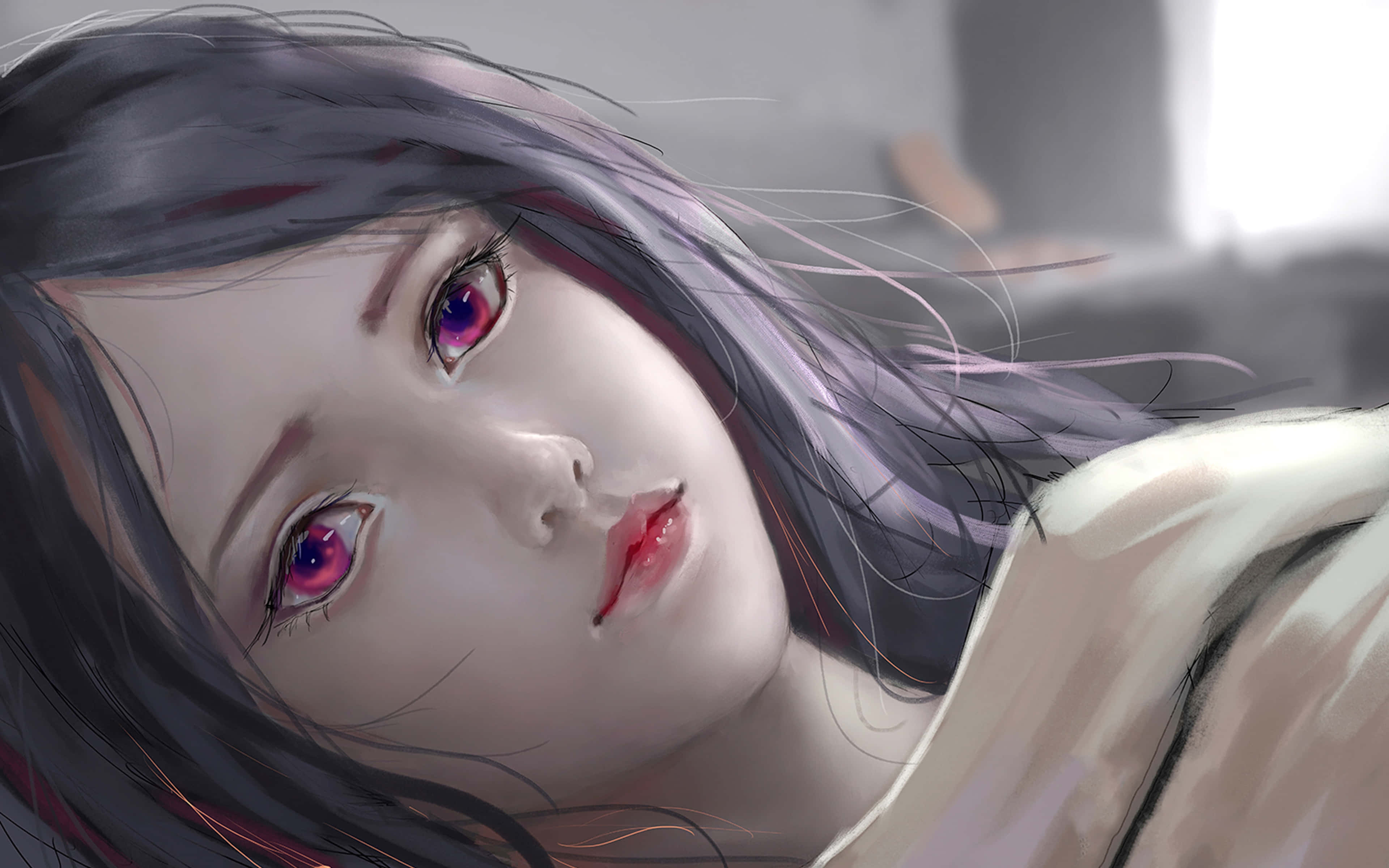 Beautiful Sad Anime 桌布 壁紙 — 一個近距離的動畫女孩，擁有引人注目的紫色眼睛和深色頭髮，在模糊的室內背景下溫柔地凝視。