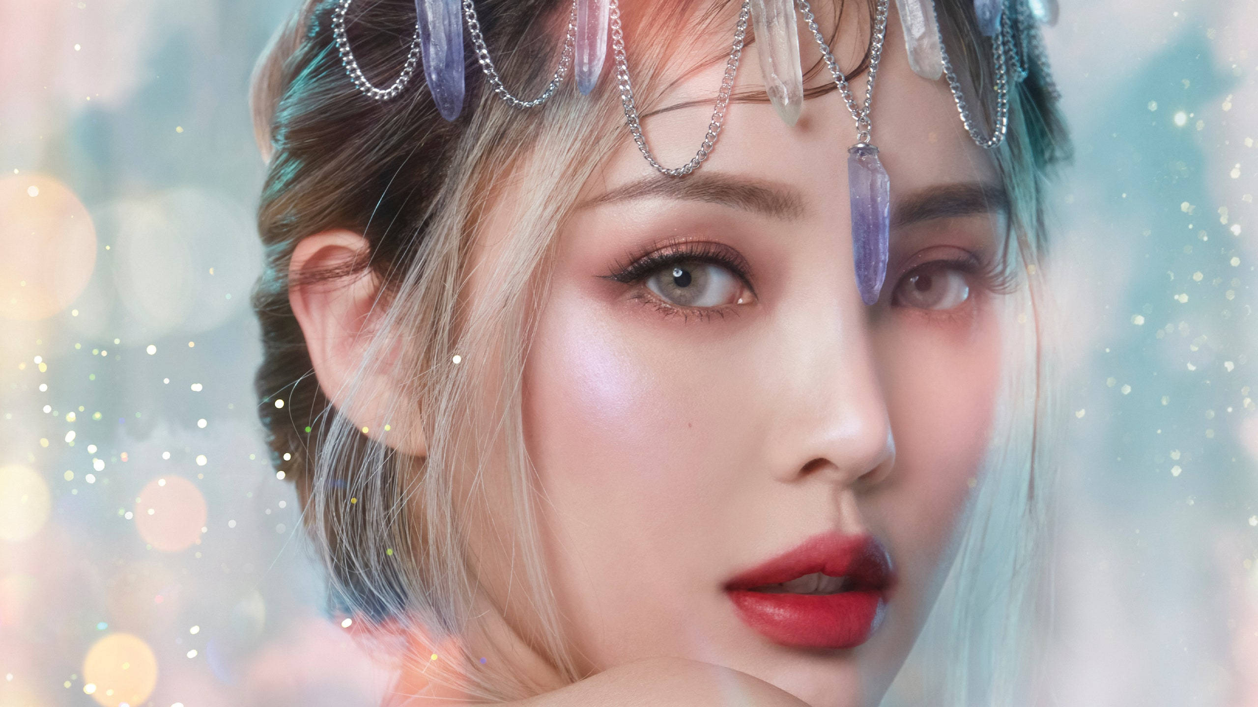 Cosmetics 桌布 壁紙 — 一個近距離肖像，一個女人有發光的眼睛和水晶頭飾，背景是柔和的散景。