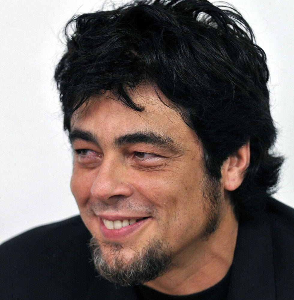 actor 桌布 壁紙 — 一個近距離肖像，一名擁有深色捲髮和鬍鬚的男子在純白色背景前溫暖地微笑。