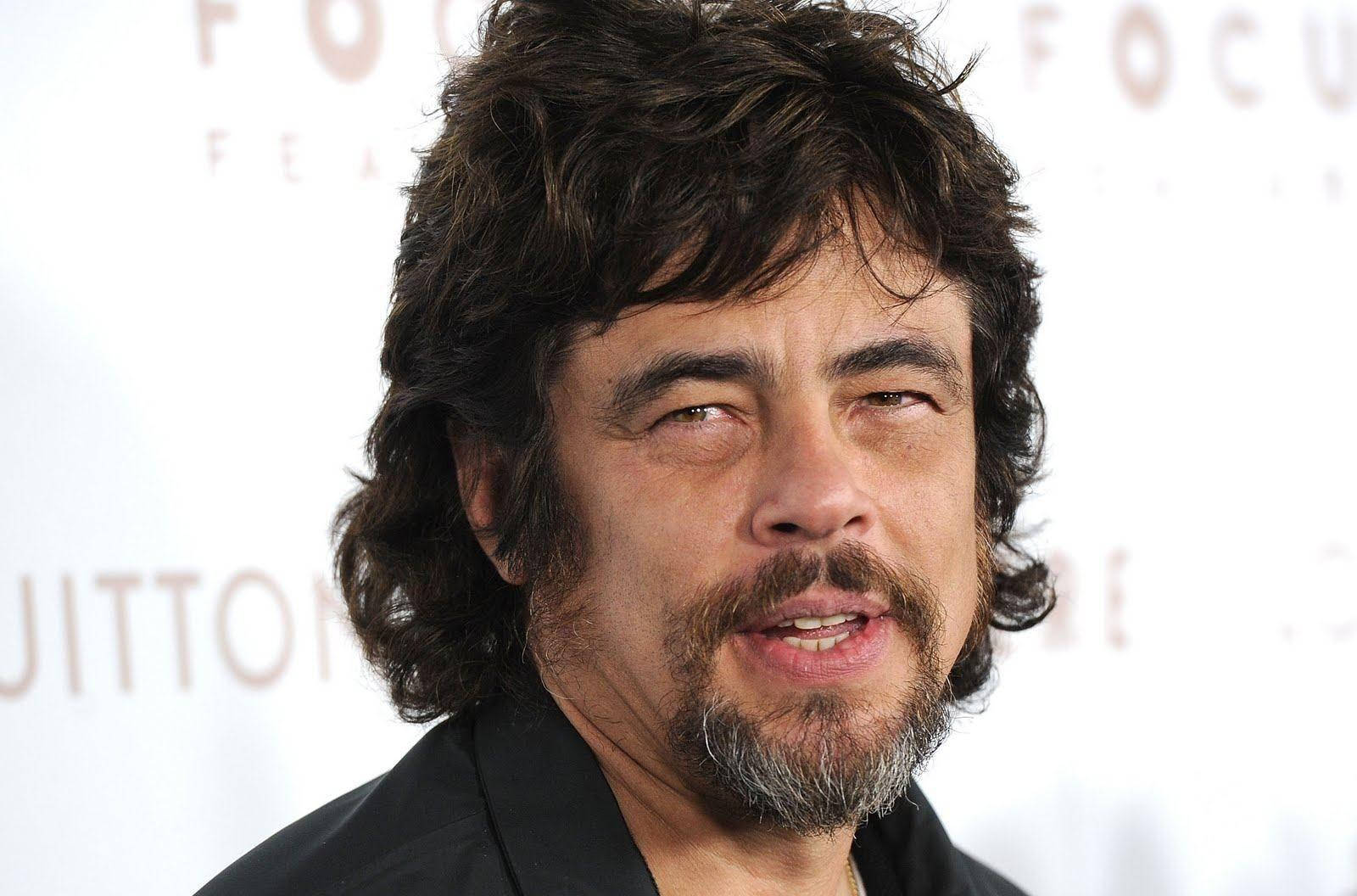 Celebrity 桌布 壁紙 — 一個近距離肖像，一名深色波浪頭髮和灰白鬍鬚的男子在白色品牌背景前微笑。