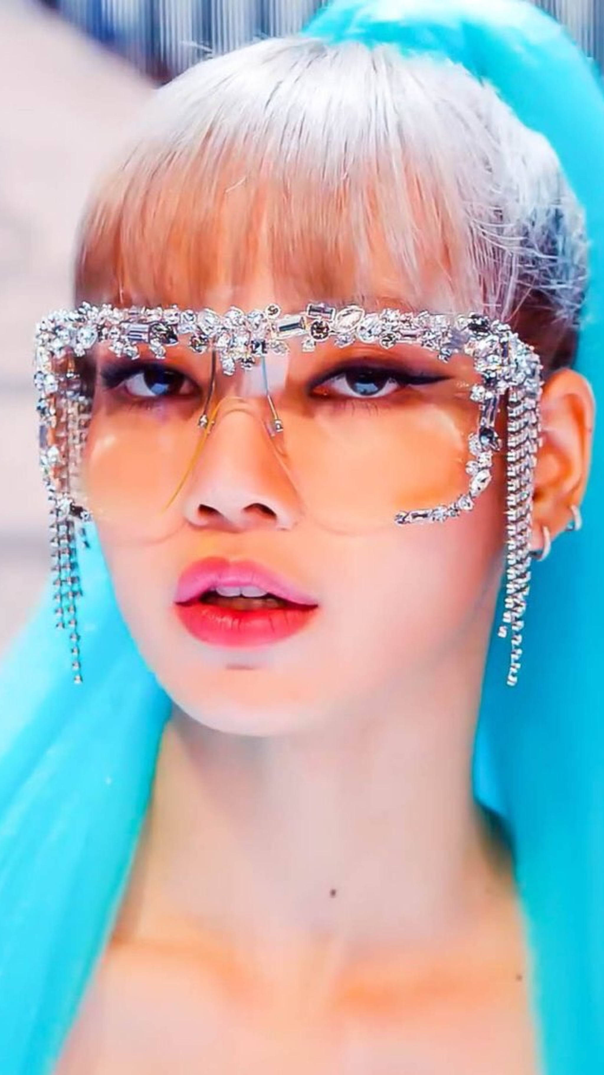 lisa 桌布 壁紙 — 一個近距離肖像，人物擁有鉑金色頭髮和超大水晶裝飾眼鏡，背景是明亮的藍綠色。