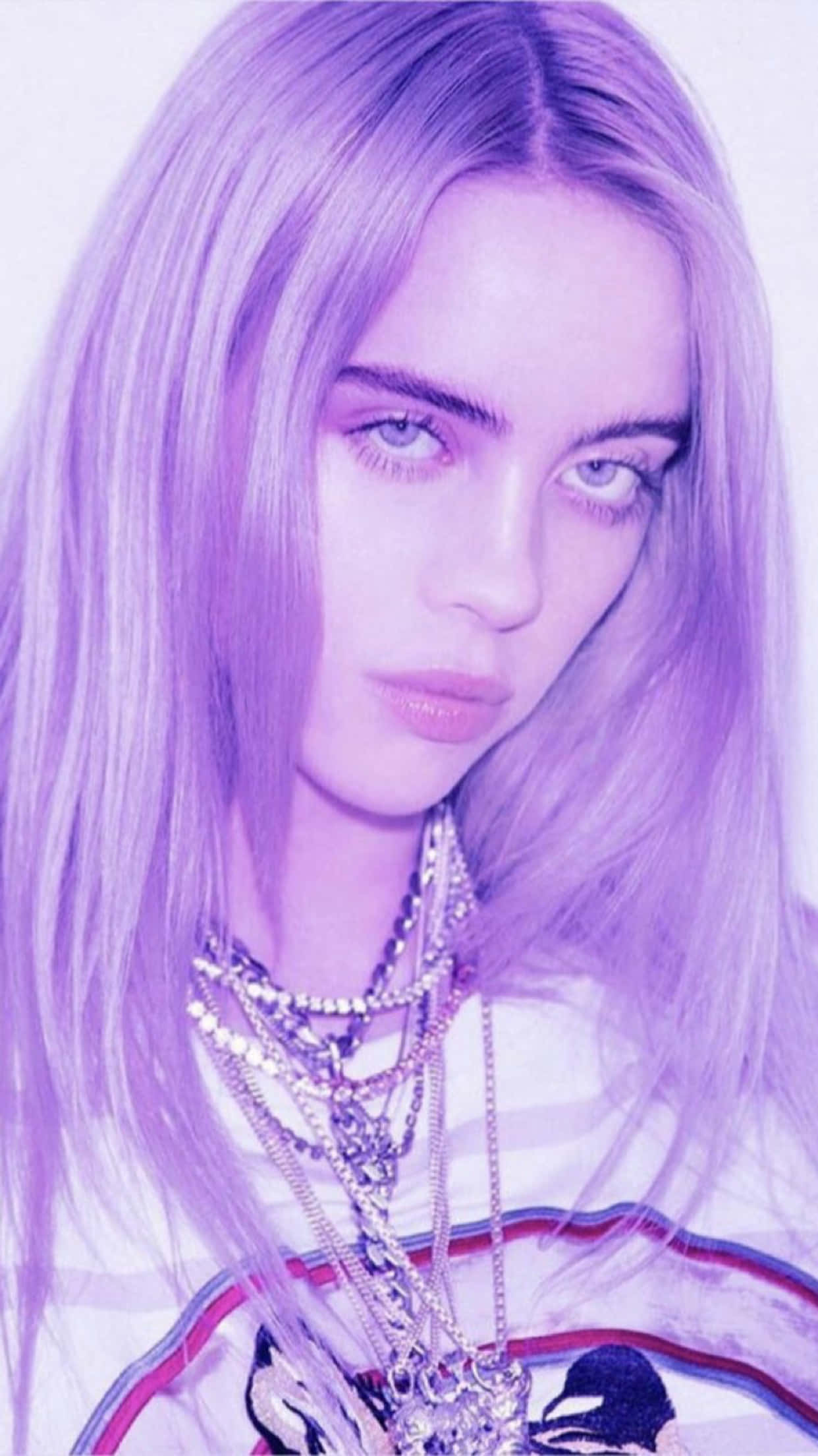 Billie Eilish Purple 桌布 壁紙 — 一個近距離肖像，捕捉一位擁有長金髮和強烈眼神的女性，在充滿活力的紫色濾鏡下。