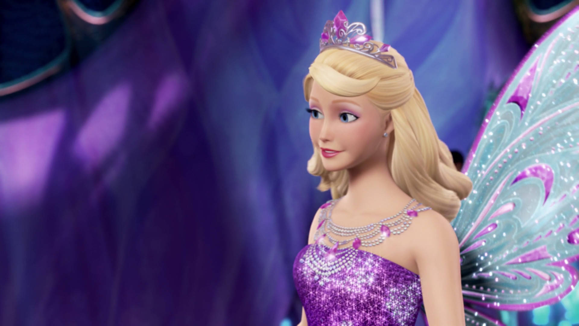Princess 桌布 壁紙 — 一個迷人的動畫芭比仙子，身穿閃閃發光的紫色禮服和頭飾，帶有閃爍的翅膀，背景是夢幻般的紫色。