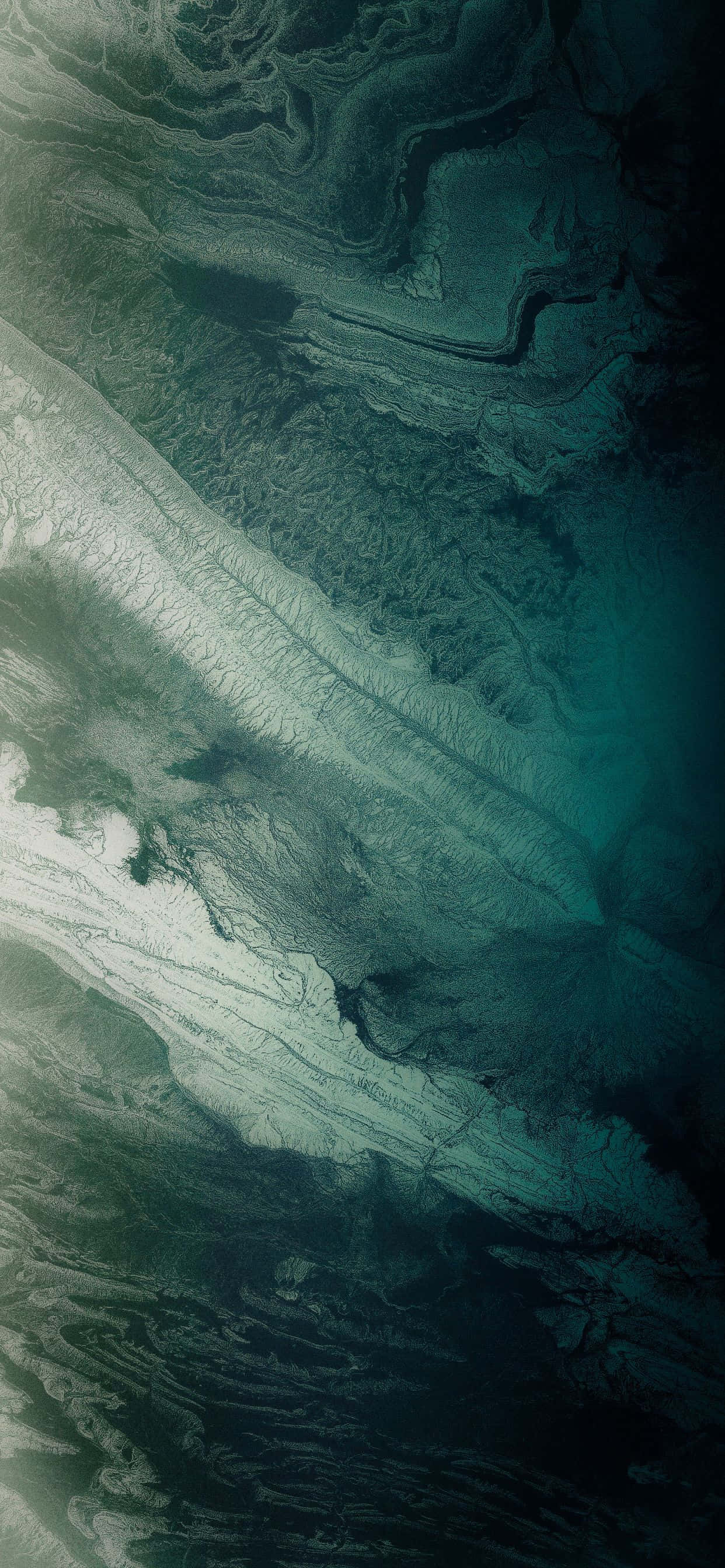 Turquoise iPhone 桌布 壁紙 — 一個迷人的抽象圖案，由類似水下暗流或宇宙星雲的旋轉青綠色和灰色紋理組成。