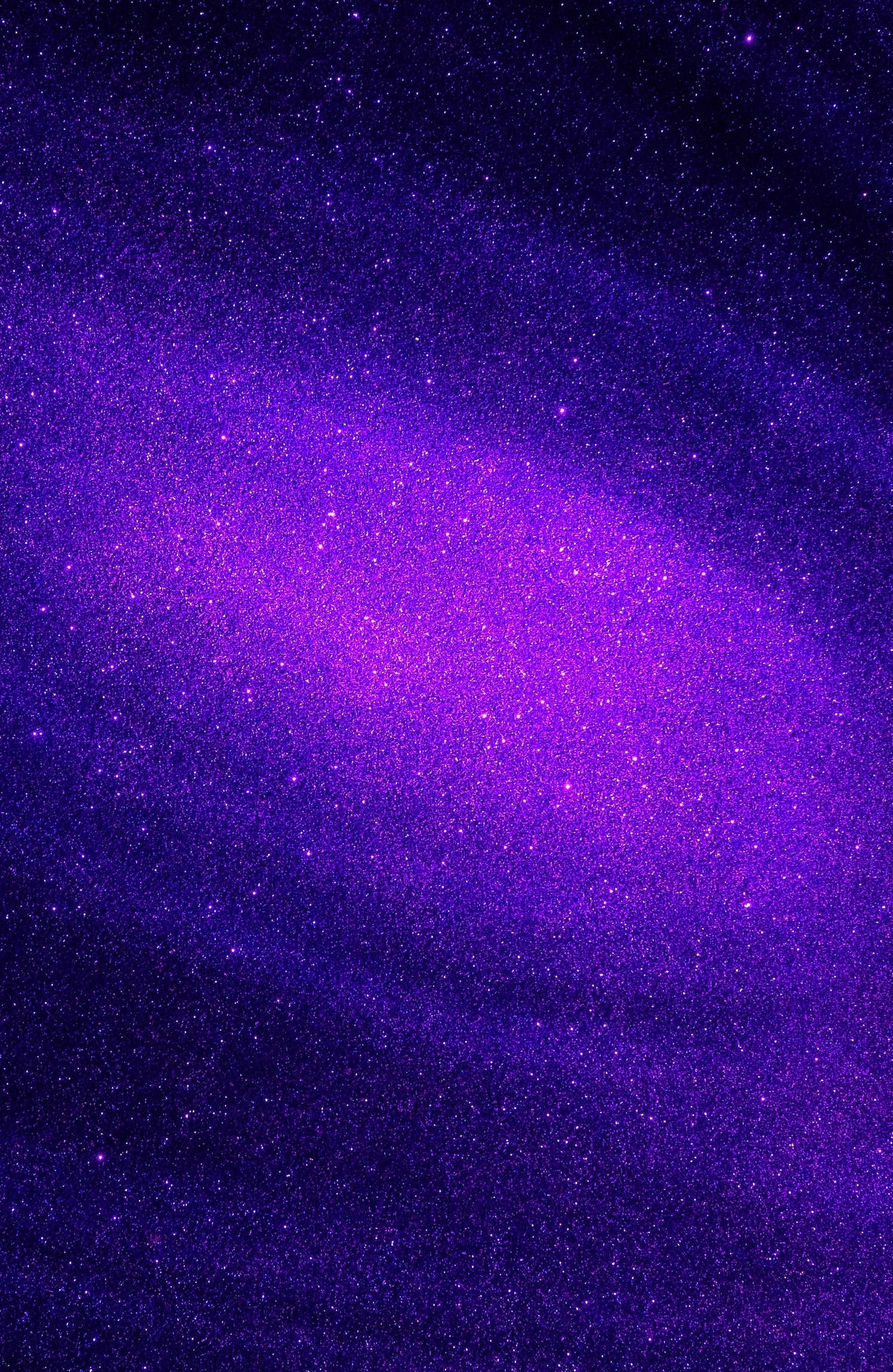 銀河 桌布 壁紙 — 一個迷人的紫色星系在深邃的宇宙夜空中旋轉，充滿無數星星。
