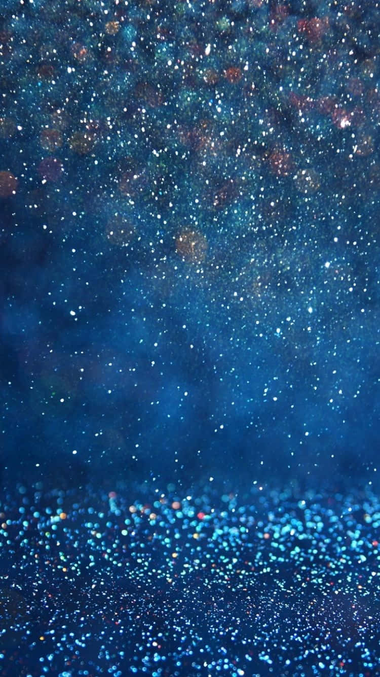 Blue Glitter 桌布 壁紙 — 一個迷人的藍色亮粉粒子場，懸浮在空中，搭配柔和散景燈光，營造出神奇的閃爍效果。
