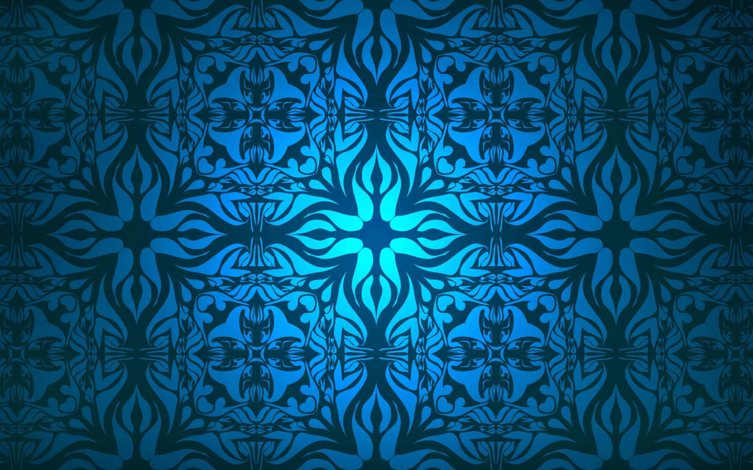 Pattern Desktop 桌布 壁紙 — 一個迷人的藍色對稱圖案，帶有從發光中心輻射出來的複雜花卉圖案。