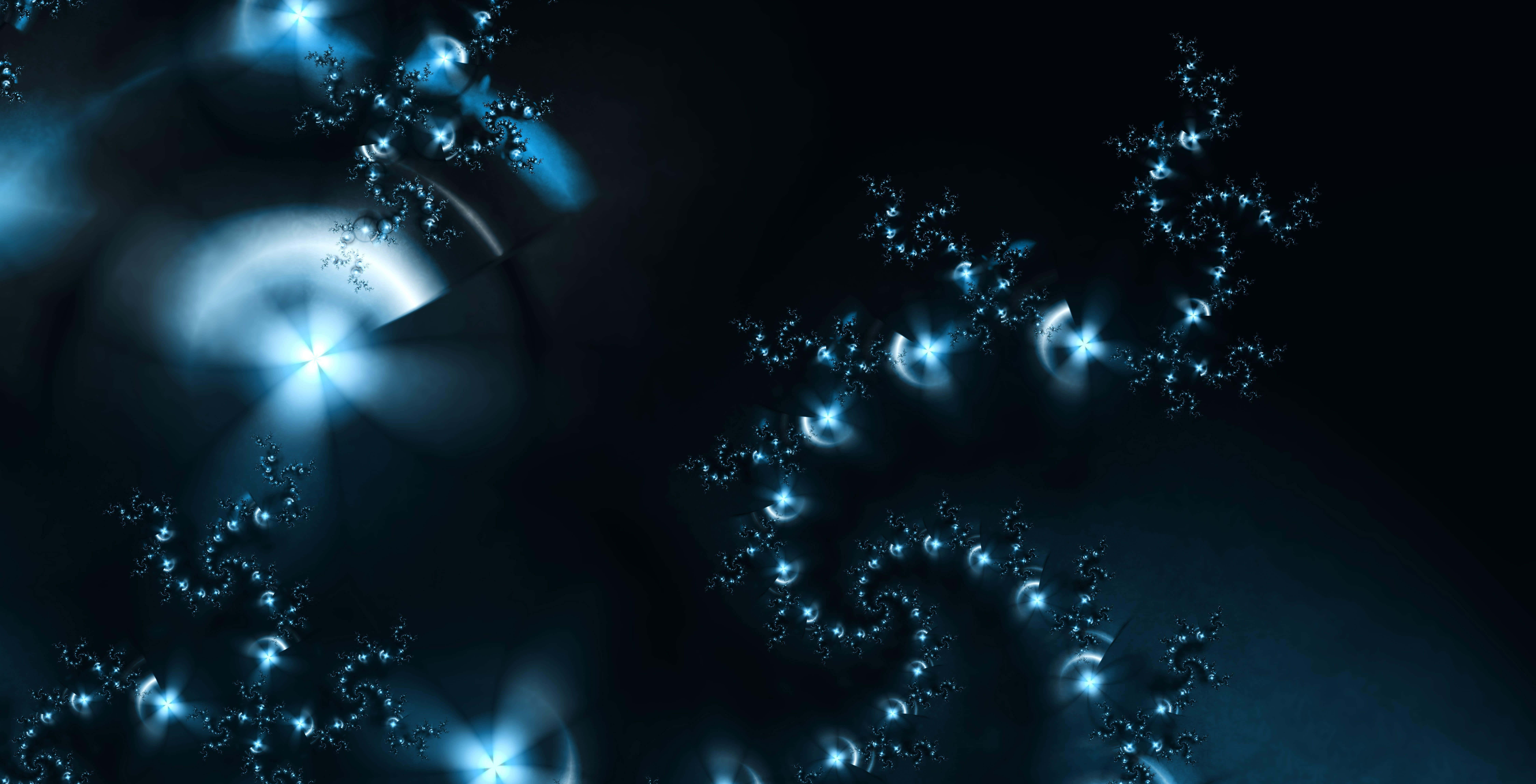 Dark Energy 桌布 壁紙 — 一個迷人的藍色碎形圖案，帶有發光的星狀節點和旋轉的光線，背景為深色。