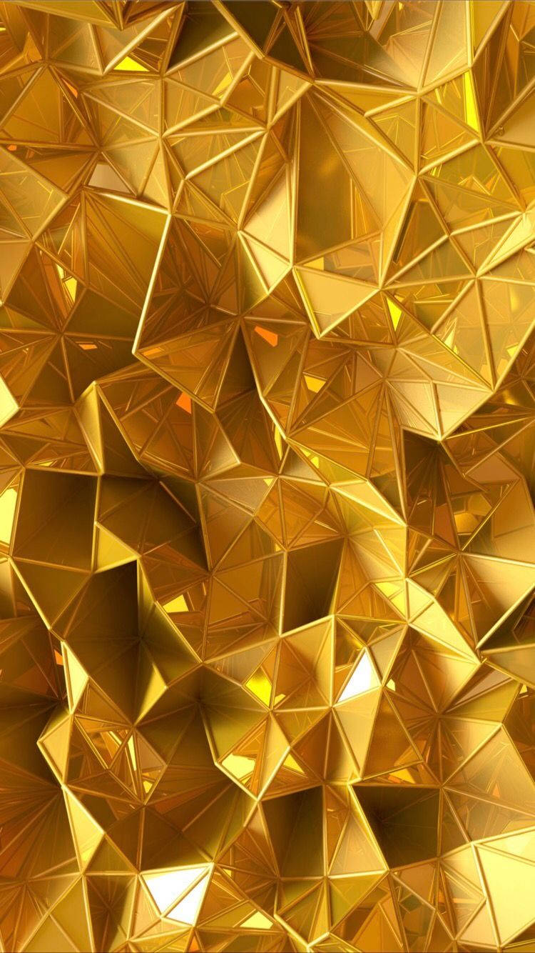 Polygon 桌布 壁紙 — 一個迷人的金色幾何表面特寫，銳利的切面反射光線，形成奢華的抽象圖案。