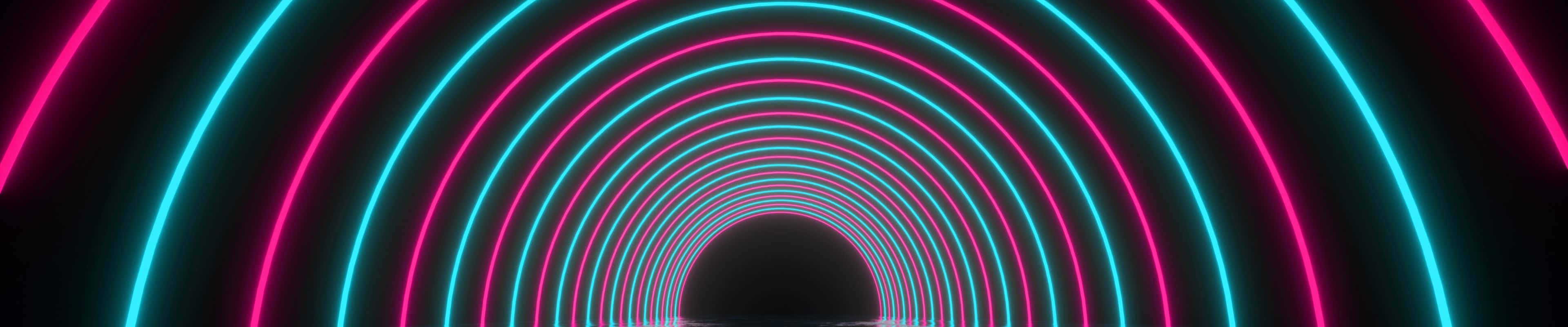 3840x800 桌布 壁紙 — 一個迷人的隧道，由發光的粉紅色和青色霓虹弧線組成，逐漸消失在黑暗中。
