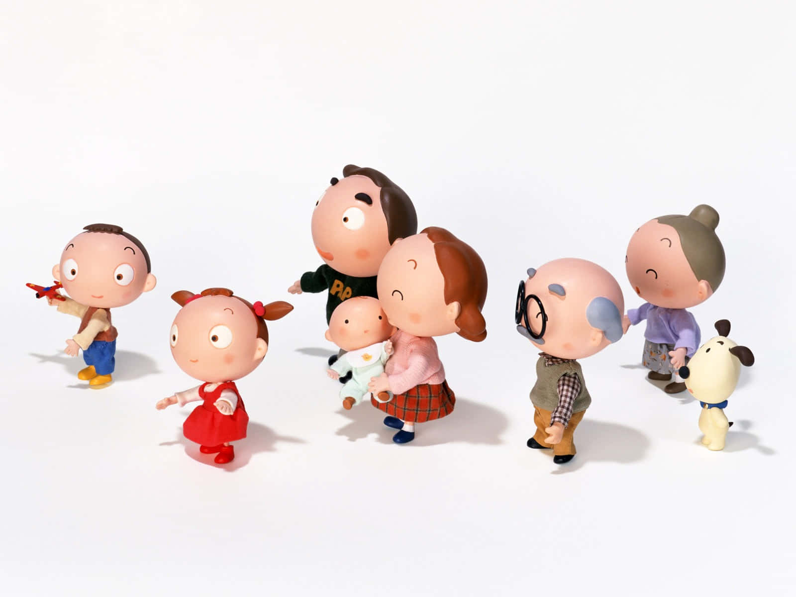 Family 桌布 壁紙 — 一個迷人的風格化公仔家庭，包括兒童、成人和一隻狗，在潔白的背景前擺姿勢。