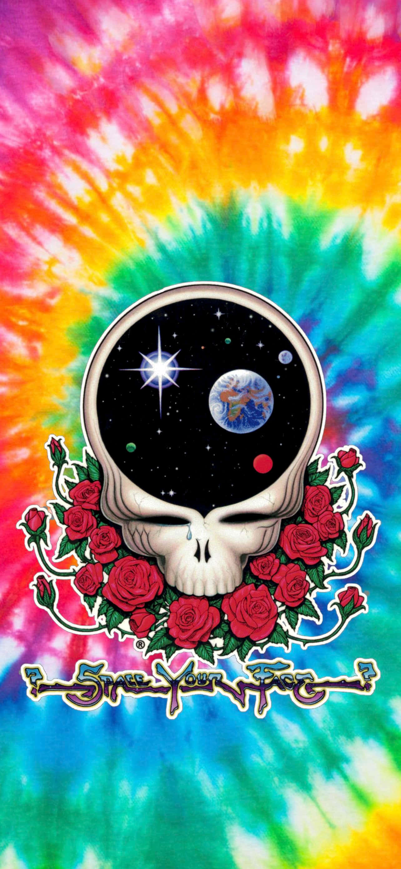 Grateful Dead iPhone 桌布 壁紙 — 一個迷幻紮染背景，展示一個骷髏頭，其眼窩內有宇宙場景，周圍環繞著紅玫瑰。