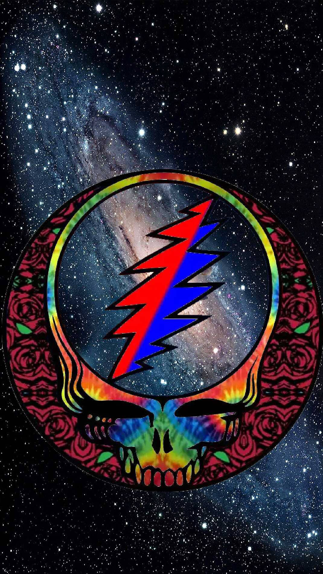 dead 桌布 壁紙 — 一個迷幻紮染骷髏頭，帶有紅色閃電，背景是繁星銀河。