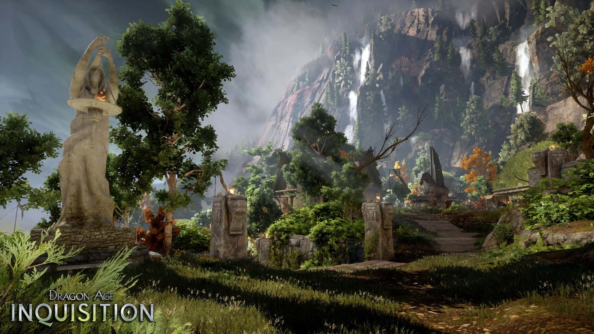 Best Dragon Age Inquisition 桌布 壁紙 — 一個迷霧籠罩的奇幻山谷，古老石像與層疊瀑布隱藏在森林覆蓋的山脈中。