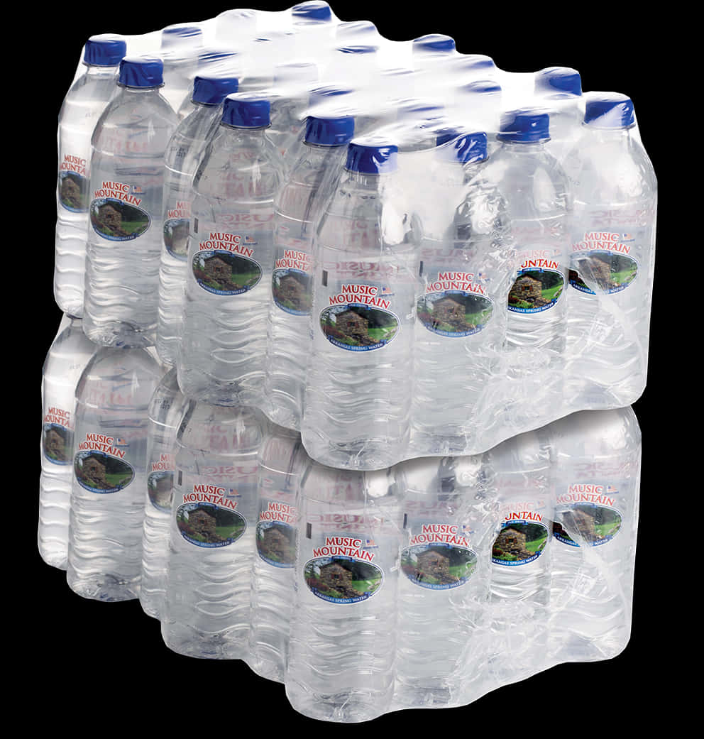 Plastic Bottle 桌布 壁紙 — 一個透明塑膠箱裝著Music Mountain瓶裝水，帶有藍色瓶蓋和標籤，背景為黑色。
