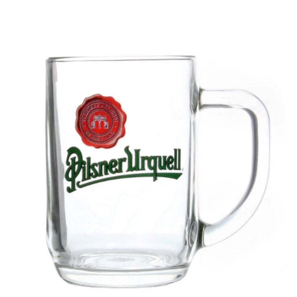 glass 桌布 壁紙 — 一個透明玻璃啤酒杯，帶有紅色印章和綠色Pilsner Urquell標誌，背景為白色。