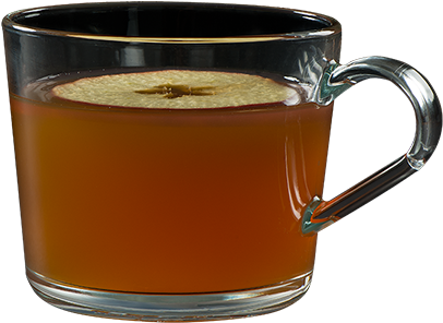 Apple Cider 桌布 壁紙 — 一個透明玻璃杯，裝滿琥珀色茶和漂浮的蘋果片，背景為黑色。