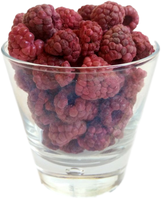 Raspberries 桌布 壁紙 — 一個透明玻璃杯，裝滿飽滿成熟的覆盆子，襯以純黑背景。