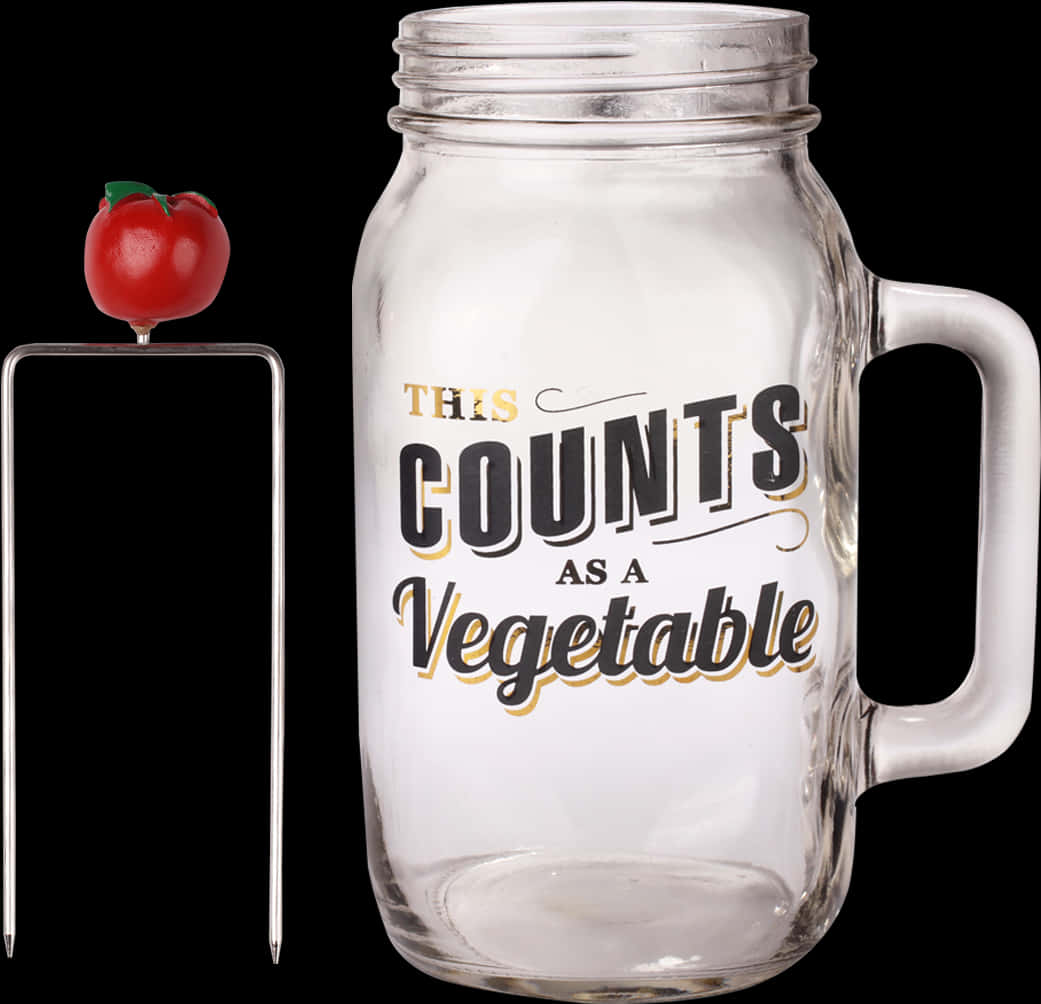 Mason Jar 桌布 壁紙 — 一個透明玻璃梅森罐杯，帶手柄，上面寫著「This Counts as a Vegetable」，旁邊是一個頂著番茄的花園樁，背景為黑色。