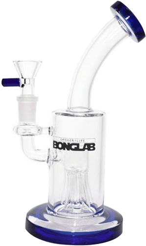 Glass Bottle 桌布 壁紙 — 一個透明玻璃水煙槍，帶有藍色點綴和 'BONGLAB' 標誌，立在純白色背景前。