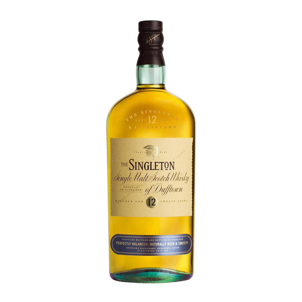 bottle 桌布 壁紙 — 一個透明玻璃瓶，裝著The Singleton 12年單一麥芽蘇格蘭威士忌，金色液體和奶油色標籤，白色背景。