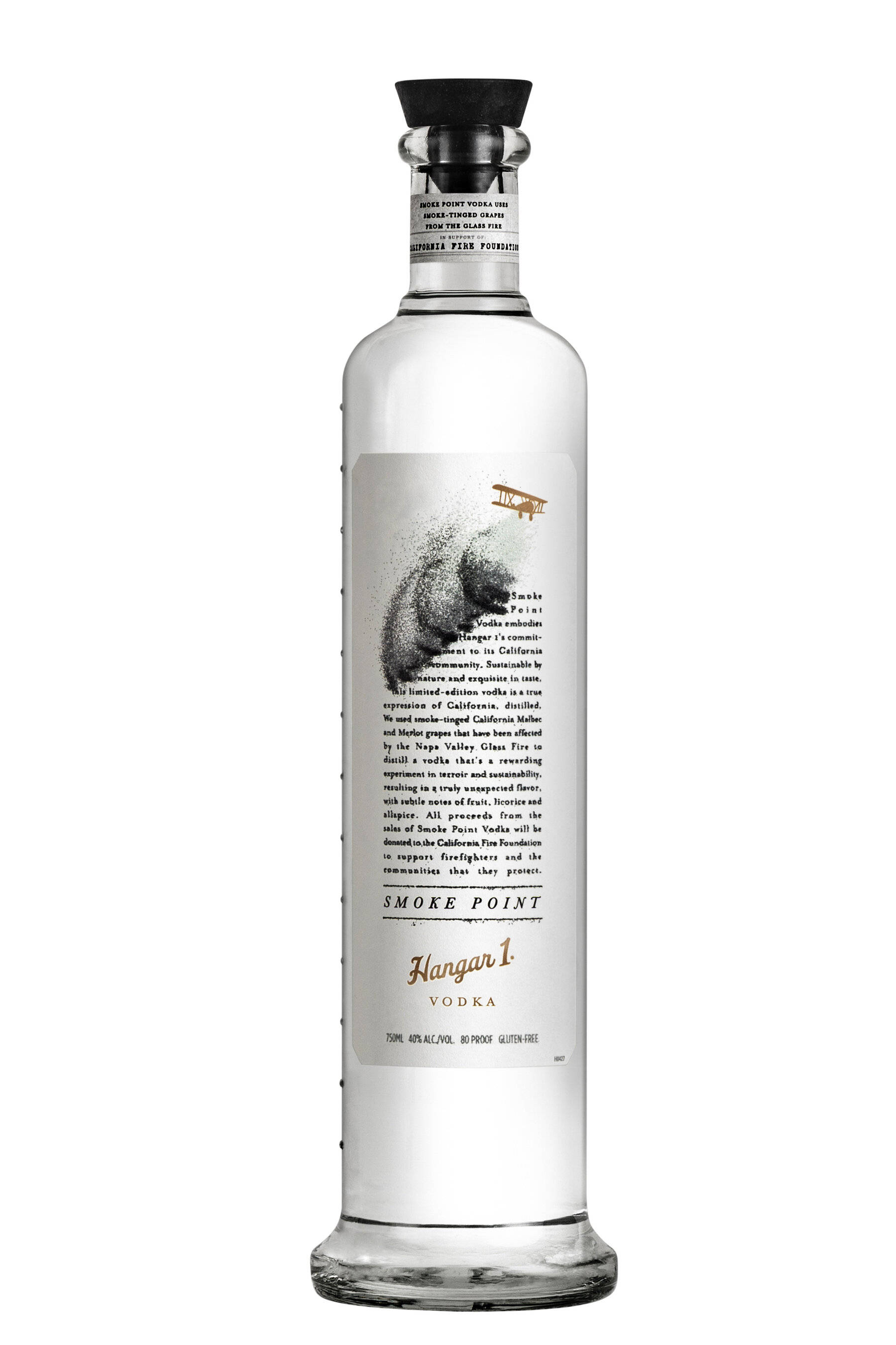 bottle 桌布 壁紙 — 一個透明玻璃瓶的 Hangar 1 伏特加，帶有黑色瓶蓋和詳細標籤，上面有復古飛機插圖。