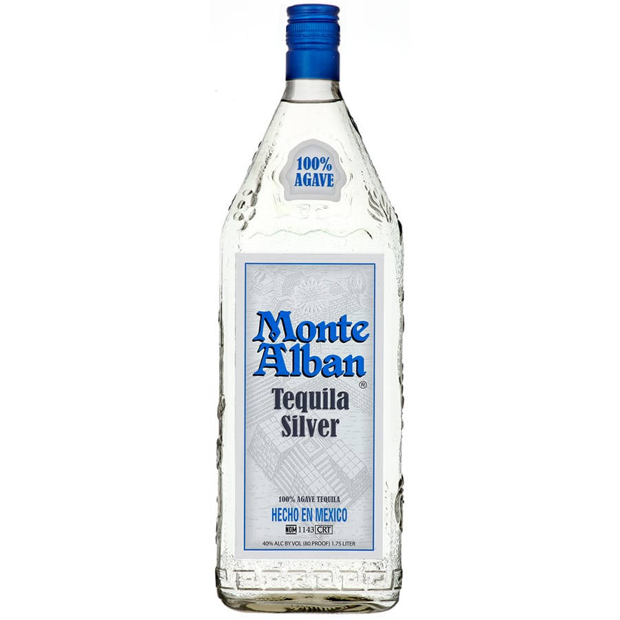 Drink 桌布 壁紙 — 一個透明玻璃瓶的 Monte Alban Tequila Silver，帶有藍色瓶蓋和標籤，立在純白色背景前。