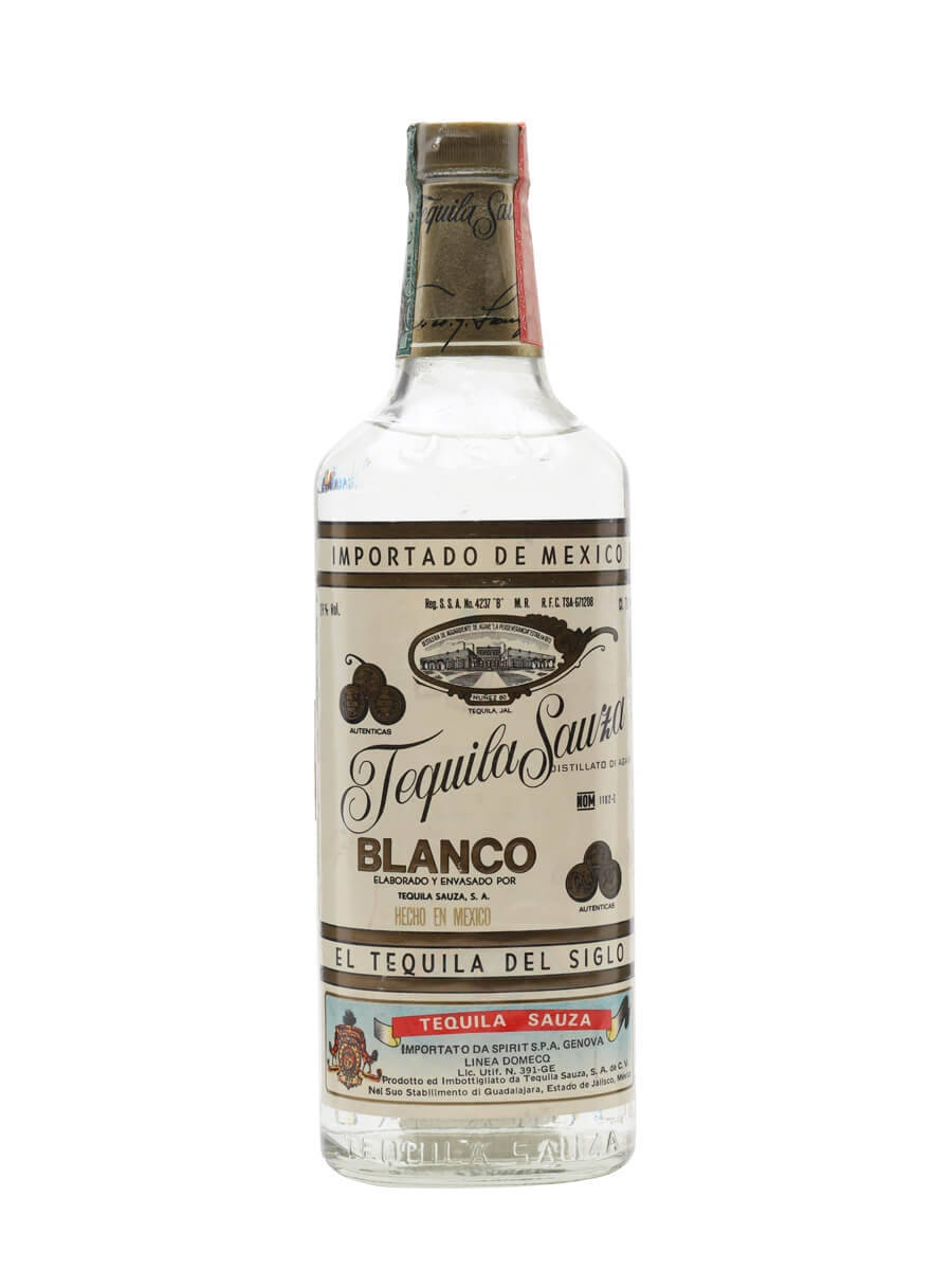 alcohol 桌布 壁紙 — 一個透明玻璃瓶的 Sauza Blanco 龍舌蘭酒，孤立在純白背景上，展示其復古標籤，帶有粗體字體和傳統墨西哥圖案。