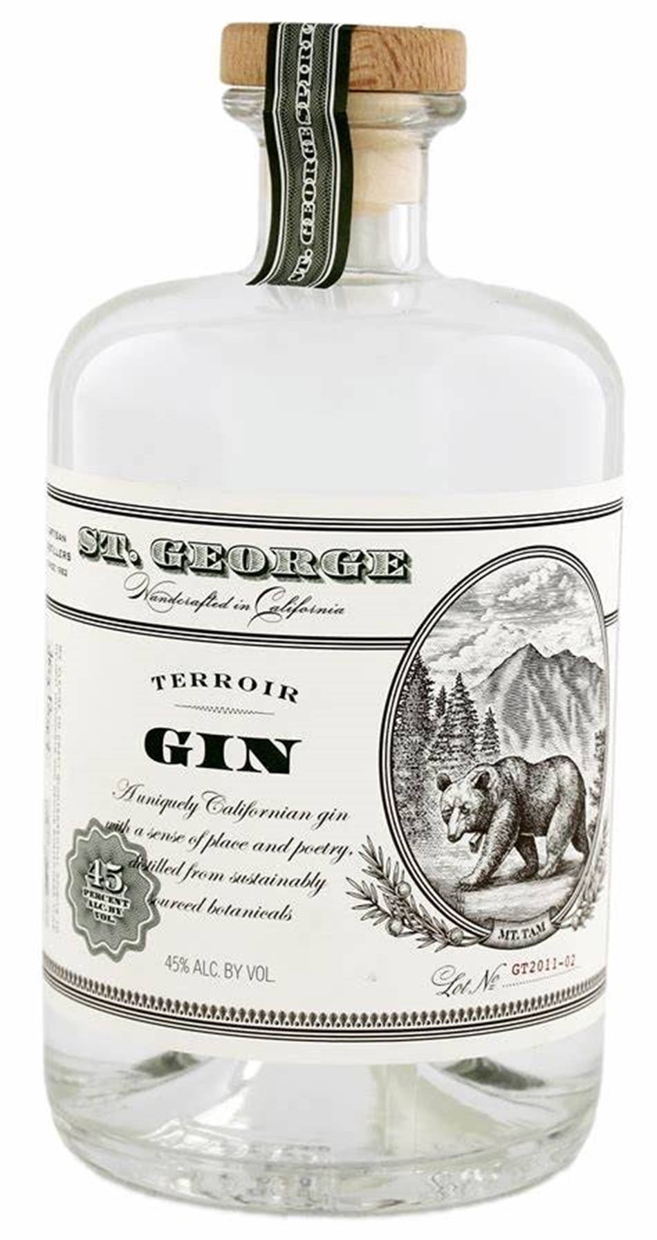 bottle 桌布 壁紙 — 一個透明玻璃瓶的 St George Terroir Gin，帶有熊圖案和木塞，背景為白色。