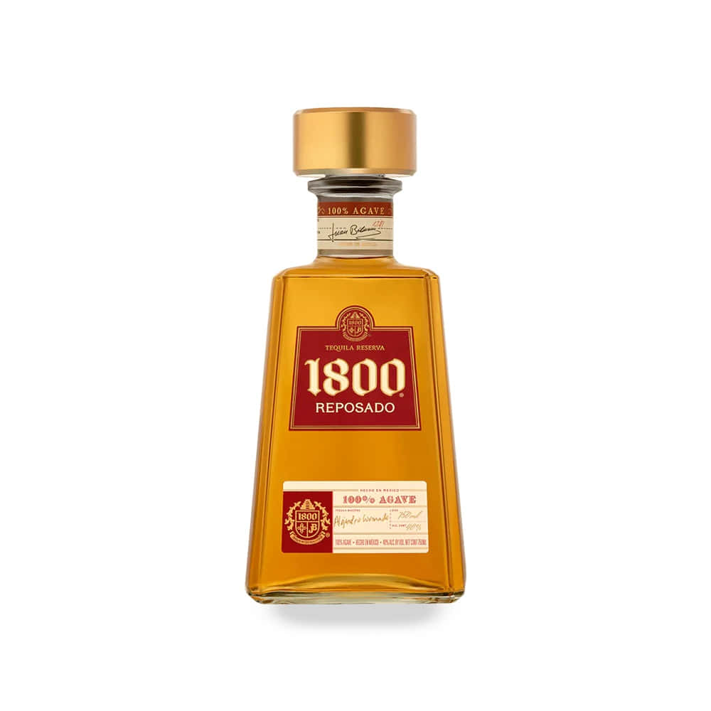 alcohol 桌布 壁紙 — 一個透明玻璃瓶的1800 Reposado龍舌蘭酒，帶有金色瓶蓋和紅色標籤，居中放置在純白色背景上。