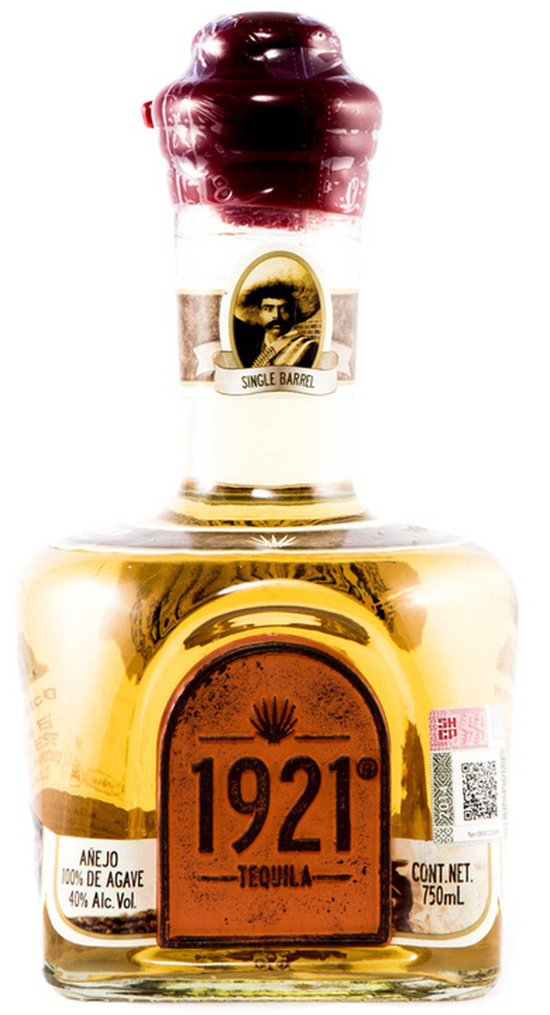 drinks 桌布 壁紙 — 一個透明玻璃瓶的1921 Single Barrel Tequila，裝有琥珀色液體和紅色蠟封蓋，背景為白色。