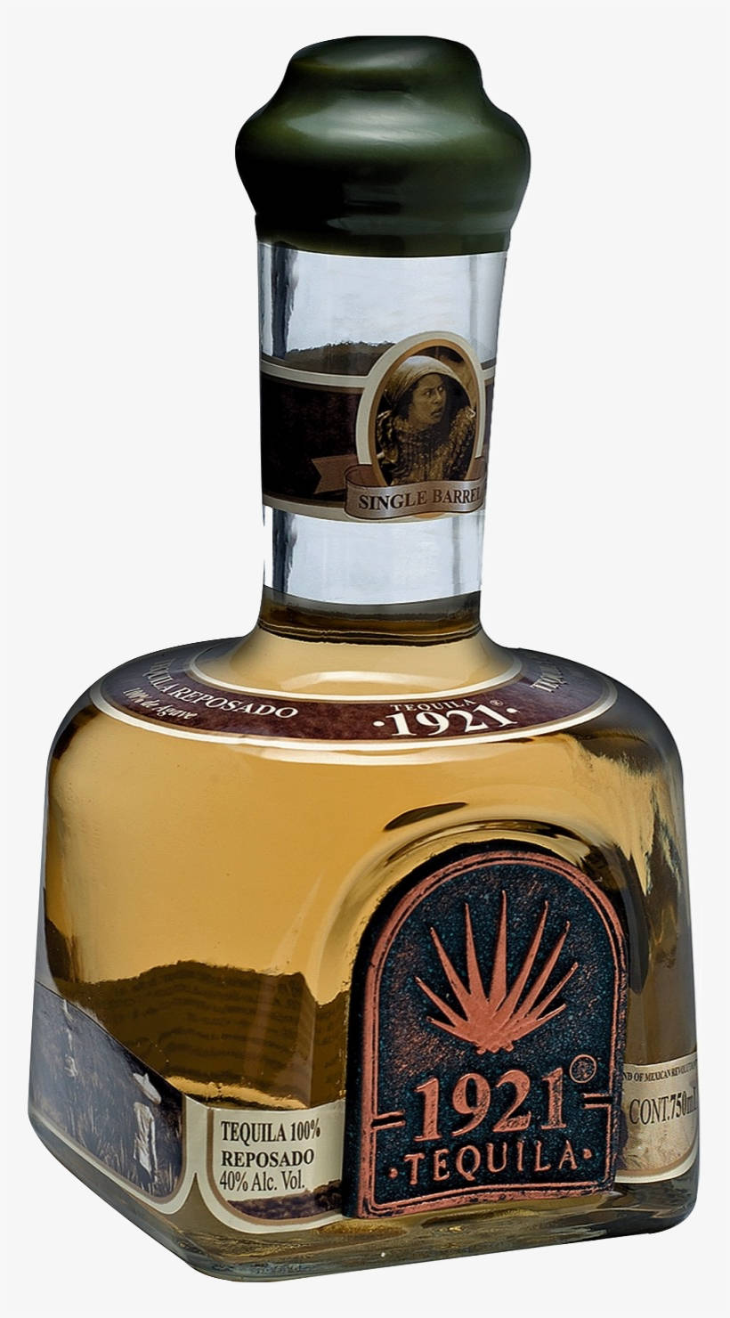 drinks 桌布 壁紙 — 一個透明玻璃瓶的1921 Tequila Reposado，琥珀色液體和深綠色蓋子，背景為純白色。