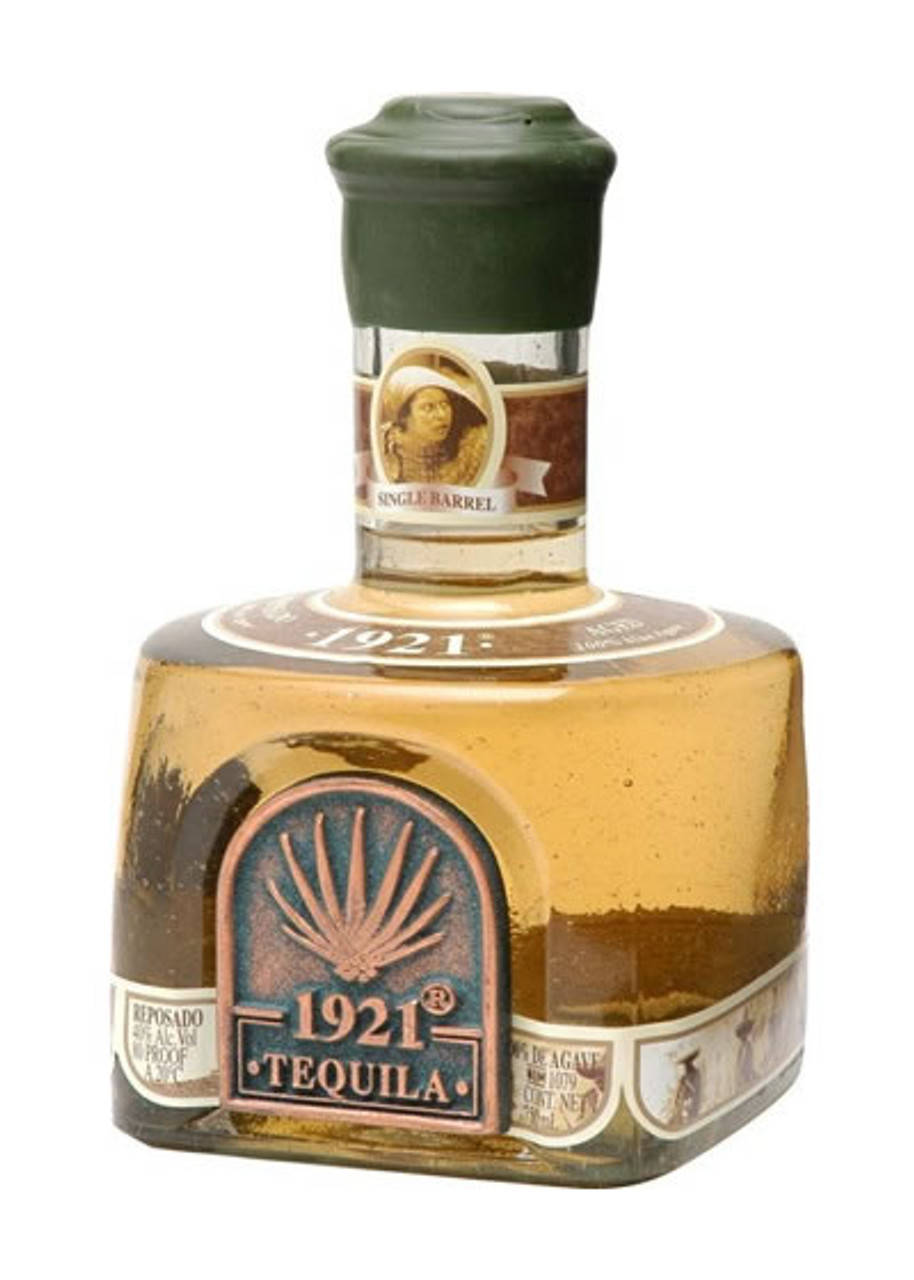 drinks 桌布 壁紙 — 一個透明玻璃瓶的1921 Tequila Reposado，帶有琥珀色液體和復古標籤設計，背景為白色。