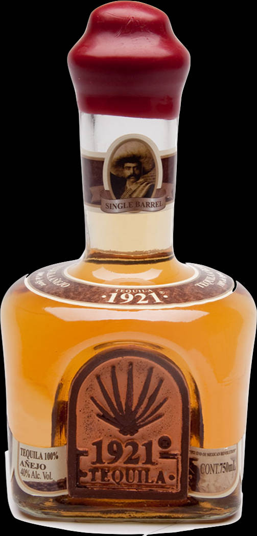 drinks 桌布 壁紙 — 一個透明玻璃瓶的1921 Tequila Añejo，內有琥珀色液體和紅色蠟封，背景為黑色。